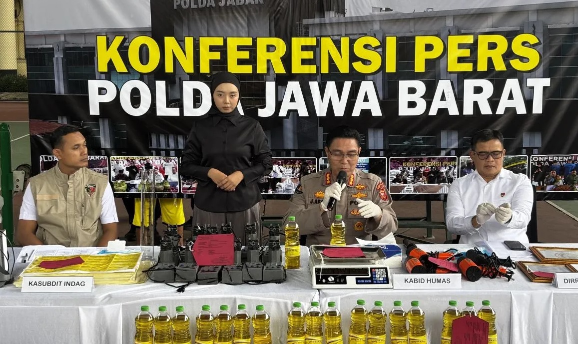 Kabid Humas Polda Jabar Kombes Pol Jules Abraham Abast saat mengungkap kasus peredaran MinyaKita tidak sesuai takaran, pada konferensi pers di Mapolda Jabar, Kota Bandung, Senin (10/3/2025).