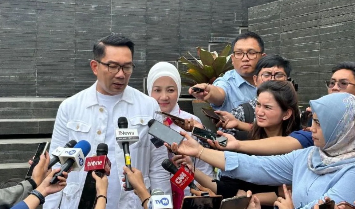 Mantan Gubernur Jawa Barat Ridwan Kamil saat memberikan keterangan di Kota Bandung, Jawa Barat.