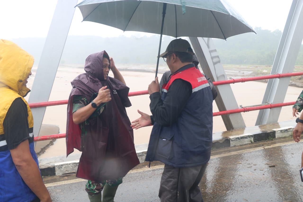 Bupati Sukabumi Asep Japar Saat meninjau jembatan Bojong Kopo, Desa Cidadap, Kecamatan Simpenan.(FOTO : NANDI/ RADARSUKABUMI)