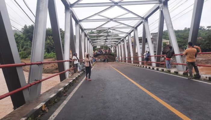 Jembatan Bojongkopo Simpenan Sukabumi Terputus Diterjang Banjir