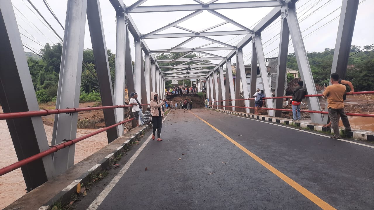 Kondisi jembatan Bojong Kopo, Desa Cidadap, Kecamatan Simpenan amblas.(FOTO : NANDI/ RADARSUKABUMI)