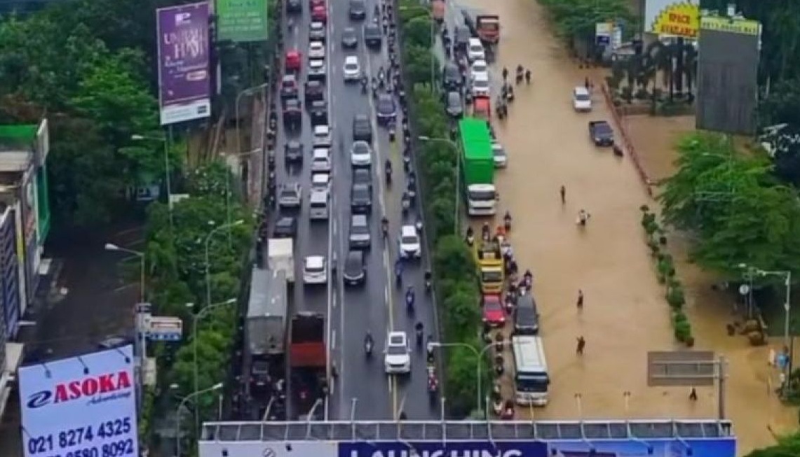 Kondisi ruas jalan utama Kota Bekasi, Jawa Barat, yakni Jalan Jenderal Ahmad Yani, Selasa (4/3/2025). (Pradita Kurniawan Syah).