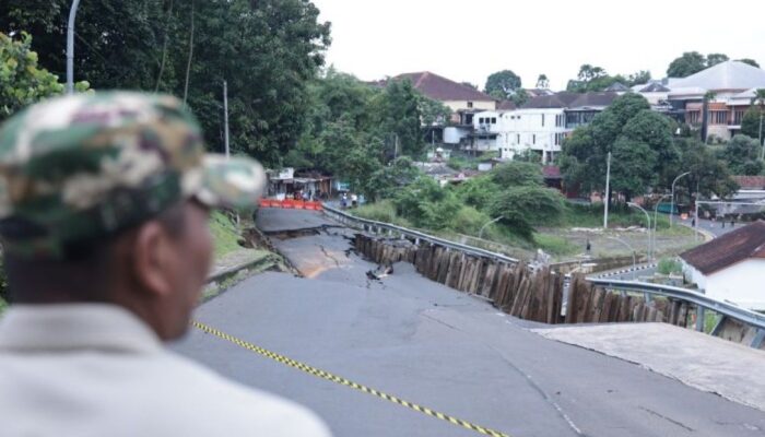 Penampakan Jalan Batutulis Longsor, Arus Kendaraan Dialihkan, Jalur KA Pangrango Terancam