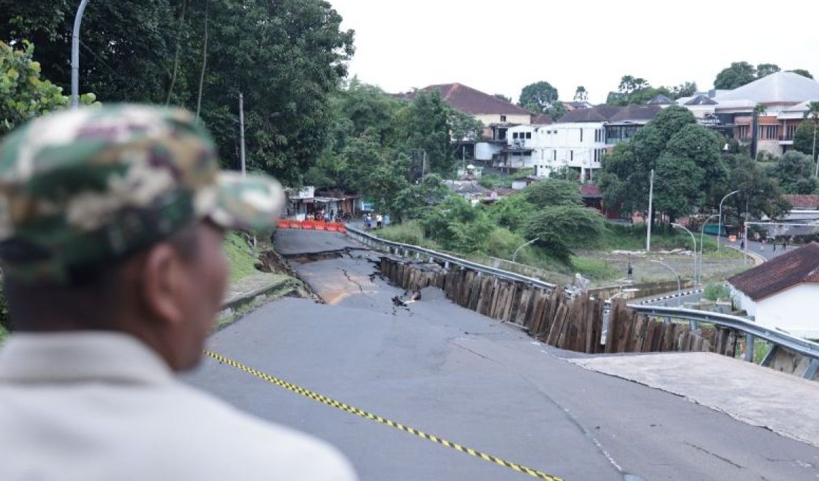 Akses jalan terputus di Kelurahan Batutulis, Kecamatan Bogor Selatan, Kota Bogor, Jawa Barat, Selasa (4/4/2025). (Humas Pemkot Bogor)