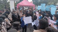 Buntut Aksi Represif Polisi Saat Amankan Demonstrasi, PMII Lempari Koin Receh ke Mapolres Sukabumi Kota