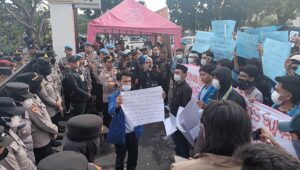 Buntut Aksi Represif Polisi Saat Amankan Demonstrasi, PMII Lempari Koin Receh ke Mapolres Sukabumi Kota