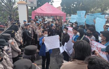 Sejumlah massa yang tergabung dalam organisasi Pergerakan Mahasiswa Islam Indonesia (PMII) Kota Sukabumi saat menggelar aksi unjuk rasa buntut dari aksi represif petugas pengamanan dalam aksi di demap Gedung DPRD Kota Sukabumi hingga mengakibatkan satu kadernya terkapar. Tidak hanya aksi bungkam, PMII Kota Sukabumi juga melempari koin ke halaman Mapolres Sukabumi Kota, Rabu (26/3).