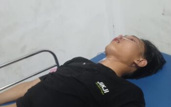 Seorang mahasiswa tak sadarkan diri dan harus mendapatkan perawatan medis akibat luka cukup parah yang dideritanya saat aksi di depan DPRD Kota Sukabumi.