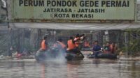 Banjir Bekasi, Seorang Dilaporkan Hilang Terseret Deras Air, Warga Tetap Waspada dan Berdoa