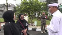 Dedi Mulyadi Bantu Rp100 Juta untuk Isteri Almarhum Pak Sariban “Pahlawan Kebersihan”