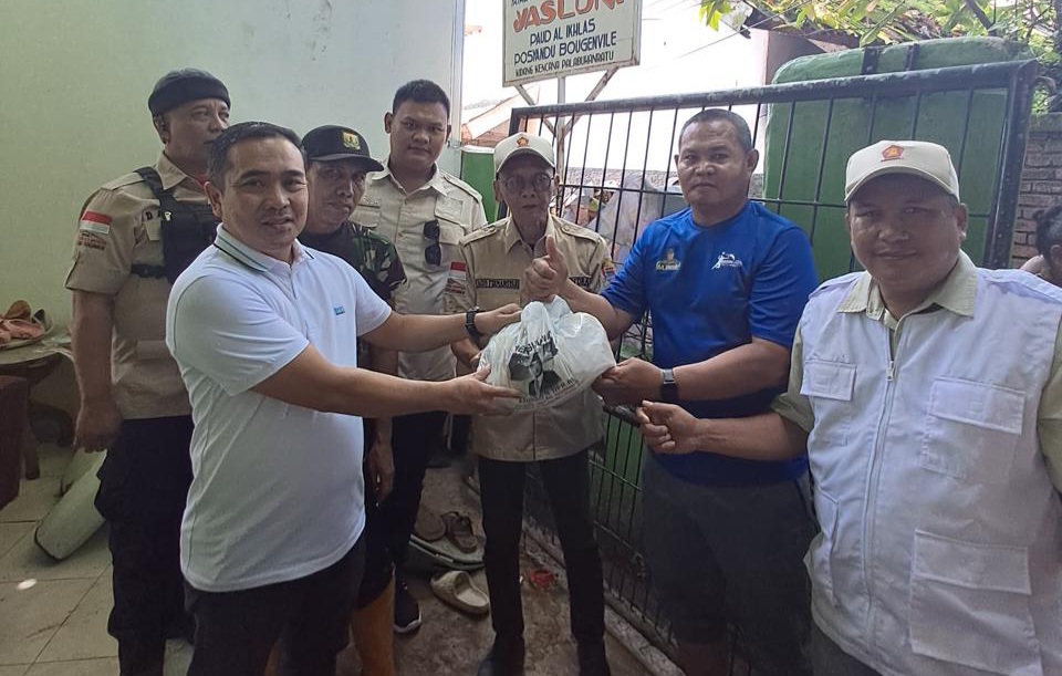 Anggota DPR RI Fraksi Gerindra Heri Gunawan melalui Rumah Aspirasi dan Inspirasi (RAI) Heri Gunawan memberikan bantuan ribuan paket sembako kepada masyarakat