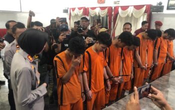 DIINTEROGASI : Kapolres Sukabumi Kota, AKBP Rita Suwadi, saat mengintrogasi geng motor yang melakukan penganiayaan hingga korban meninggal dunia di Polres Sukabumi Kota pada Senin (24/03).(FOTO : DENDI/RADAR SUKABUMI)