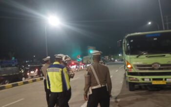 OPERASI : Petugas Lantas Polres Sukabumi, saat penyekatan operasional kendaraan sumbu tiga di Pos Terpadu Exit Tol Bocimi, Parungkuda, Kabupaten Sukabumi, pada Senin (24/3) dini hari.(FOTO : UNTUK RADAR SUKABUMI)