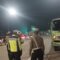 OPERASI : Petugas Lantas Polres Sukabumi, saat penyekatan operasional kendaraan sumbu tiga di Pos Terpadu Exit Tol Bocimi, Parungkuda, Kabupaten Sukabumi, pada Senin (24/3) dini hari.(FOTO : UNTUK RADAR SUKABUMI)