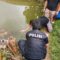 DIEVAKUASI : Petugas Polres Sukabumi Kota, saat mengevakuasi mayat bayi yang ditemukan terapung di kolam milik warga Kampung Gentong, RT 28/RW 10, Desa Selajambe, Kecamatan Cisaat, Kabupaten Sukabumi pada Senin (24/03) siang.(FOTO : UNTUK RADAR SUKABUMI)