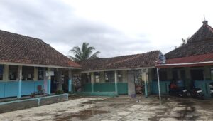 Dua Atap Bangunan SDN Nyenang Nagrak Sukabumi Ambruk