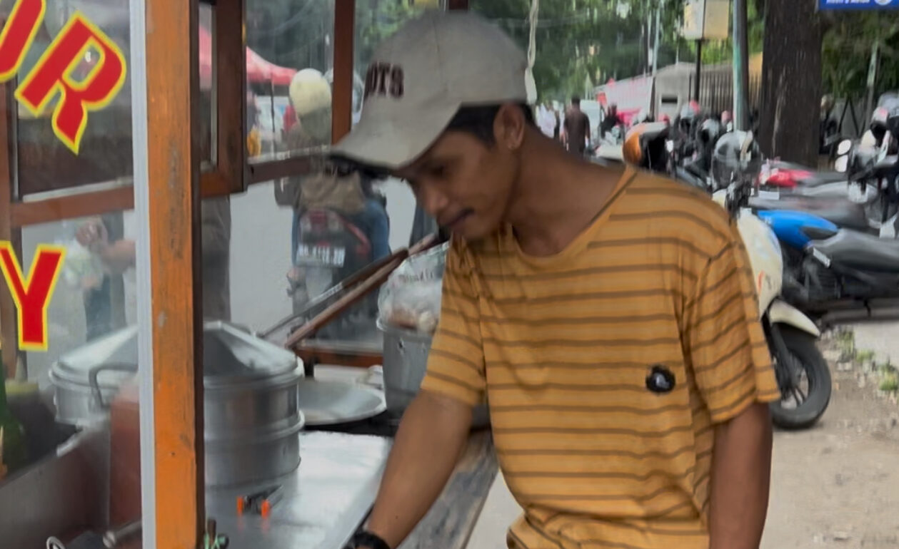 Muhammad Fikri Baihaki sudah setahun berjualan batagor dan siomay di Makassar