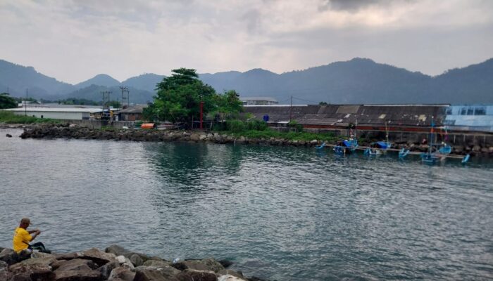 Serunya Mancing di Area Dermaga Dua Palabuhanratu, Bikin Lupa Waktu Berbuka