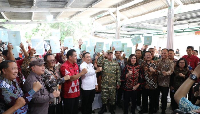 Menteri ATR/BPN Serahkan 965 Sertipikat Konsolidasi Tanah di Semarang