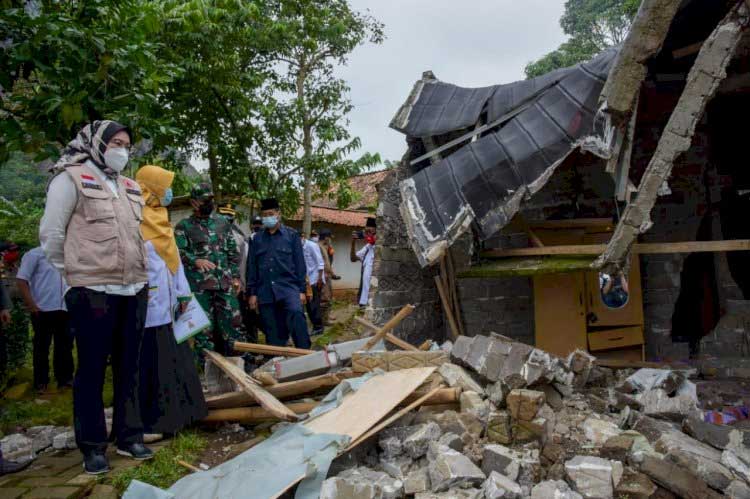 Pergesaran Tanah di Desa Cisarua Purwakarta