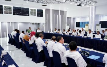 Menteri ATR/BPN Nusron Wahid saat memimpin rapat terkait upaya Kementerian ATR/BPN dalam penguatan Lahan Pertanian Pangan Berkelanjutan (LP2B) guna menekan laju alih fungsi lahan pertanian.