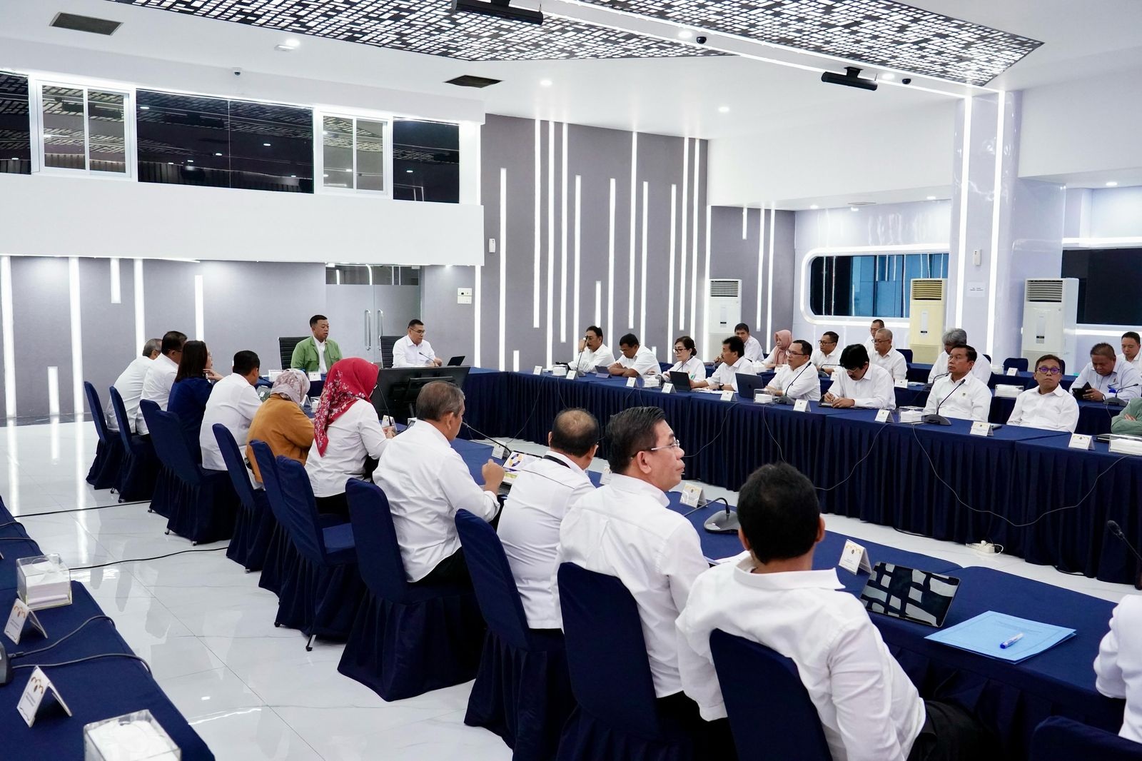 Menteri ATR/BPN Nusron Wahid saat memimpin rapat terkait upaya Kementerian ATR/BPN dalam penguatan Lahan Pertanian Pangan Berkelanjutan (LP2B) guna menekan laju alih fungsi lahan pertanian.