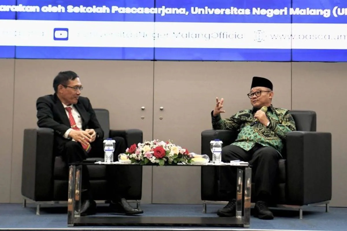 Menteri Pendidikan Dasar dan Menengah (Mendikdasmen) Abdul Mu'ti memaparkan implementasi deep learning untuk meningkatkan mutu pendidikan di Universitas Negeri Malang, Kota Malang, Provinsi Jawa Timur pada Kamis (13/12/2025). (Humas Kemendikdasmen)