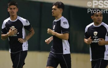 Pemain timnas Indonesia, Mees Hilgers (kiri) mengikuti sesi latihan di Bahrain pada Senin (7/10/2024. 