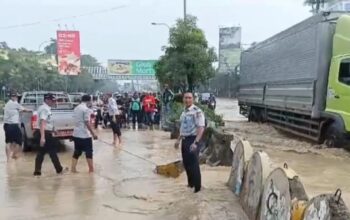 Petugas gabungan mengerahkan sumber daya untuk menghilangkan genanngan air di ruas jalan utama wilayah Kota Bekasi, Jawa Barat yakni Jalan Ahmad Yani, Selasa (4/3/2025).