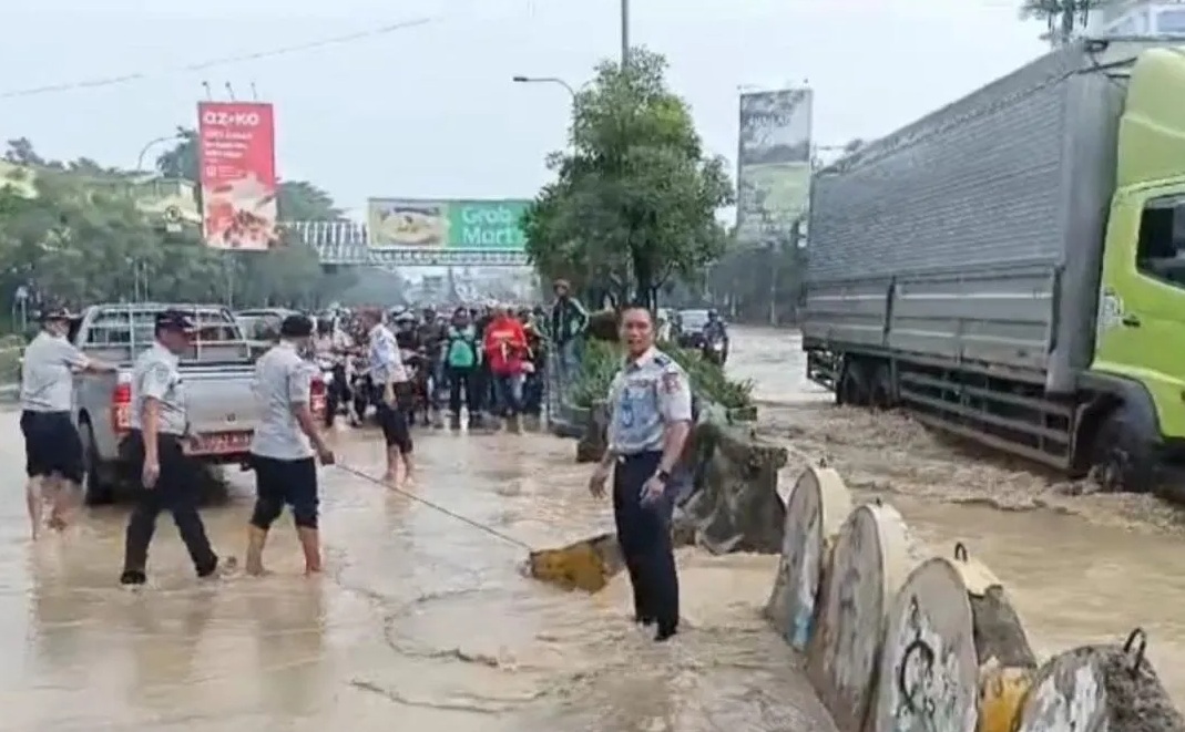 Petugas gabungan mengerahkan sumber daya untuk menghilangkan genanngan air di ruas jalan utama wilayah Kota Bekasi, Jawa Barat yakni Jalan Ahmad Yani, Selasa (4/3/2025).