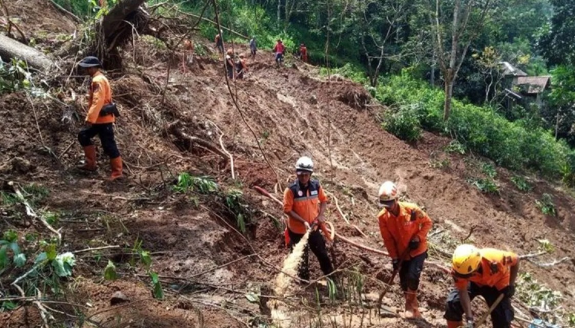 Petugas gabungan melakukan pencarian dan pertolongan korban hilang karena banjir di Sukabumi, Jawa Barat, Minggu (9/3/2025). (BNPB)