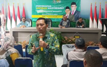 Anggota Komisi IX DPR RI dari Fraksi PKB Zainul Munasichin saat menampung aspirasi masyarakat di Desa Pasawahan, Kecamatan Cicugur, Kabupaten Sukabumi.