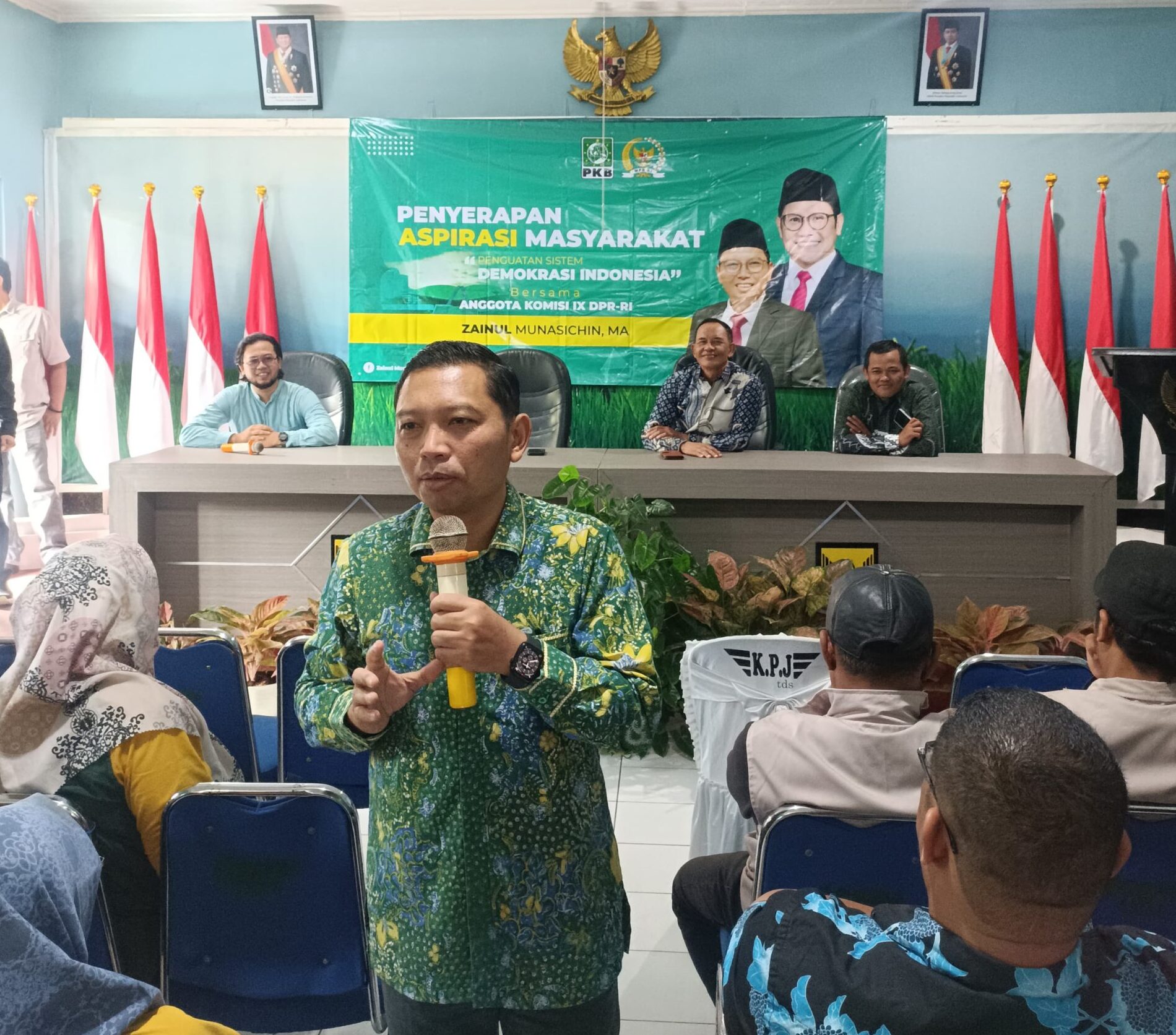 Anggota Komisi IX DPR RI dari Fraksi PKB Zainul Munasichin saat menampung aspirasi masyarakat di Desa Pasawahan, Kecamatan Cicugur, Kabupaten Sukabumi.