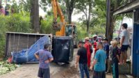 Rem Blong di Nagrak Sukabumi, Pick Up Bermuatan Buah Seruduk Mobil Wuling 