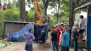 Rem Blong di Nagrak Sukabumi, Pick Up Bermuatan Buah Seruduk Mobil Wuling 