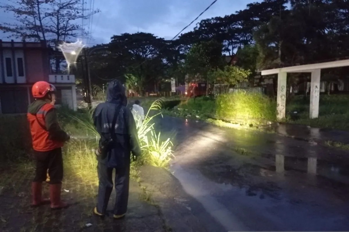Petugas BPBD Kota Sukabumi saat meninjau lokasi banjir di Kampung Santiong, Kelurahan Cipanengah, Kecamatan Lembursitu, Kota Sukabumi, Jabar pada Jumat, (7/2/2025).