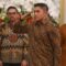 Mayor Teddy Indra Wijaya (kedua kanan) memberikan hormat kepada Presiden Prabowo Subianto saat pengumuman jajaran menteri Kabinet Merah Putih di Istana Merdeka, Jakarta, Minggu (20/10/2024).