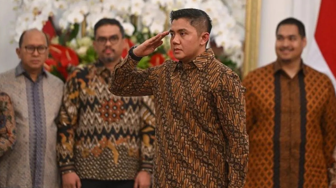 Mayor Teddy Indra Wijaya (kedua kanan) memberikan hormat kepada Presiden Prabowo Subianto saat pengumuman jajaran menteri Kabinet Merah Putih di Istana Merdeka, Jakarta, Minggu (20/10/2024).