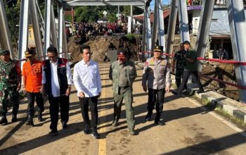 Wapres Gibran Rakabuming Raka melakukan tinjauan di area yang terdampak banjir bandang di Sukabumi, Jawa Barat, Sabtu (8/3/2025). (biro pers sekretariat Wakil Presiden)