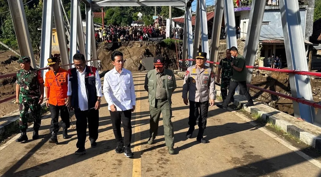 Wapres Gibran Rakabuming Raka melakukan tinjauan di area yang terdampak banjir bandang di Sukabumi, Jawa Barat, Sabtu (8/3/2025). (biro pers sekretariat Wakil Presiden)