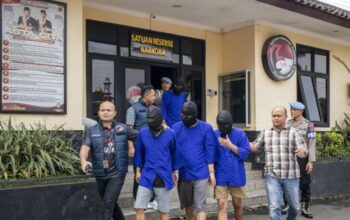 Polisi menggiring sejumlah tersangka saat pengungkapan kasus penyalahgunaan narkotika jenis sabu di Polres Cimahi, Kota Cimahi, Jawa Barat, Jumat (7/3/2025).