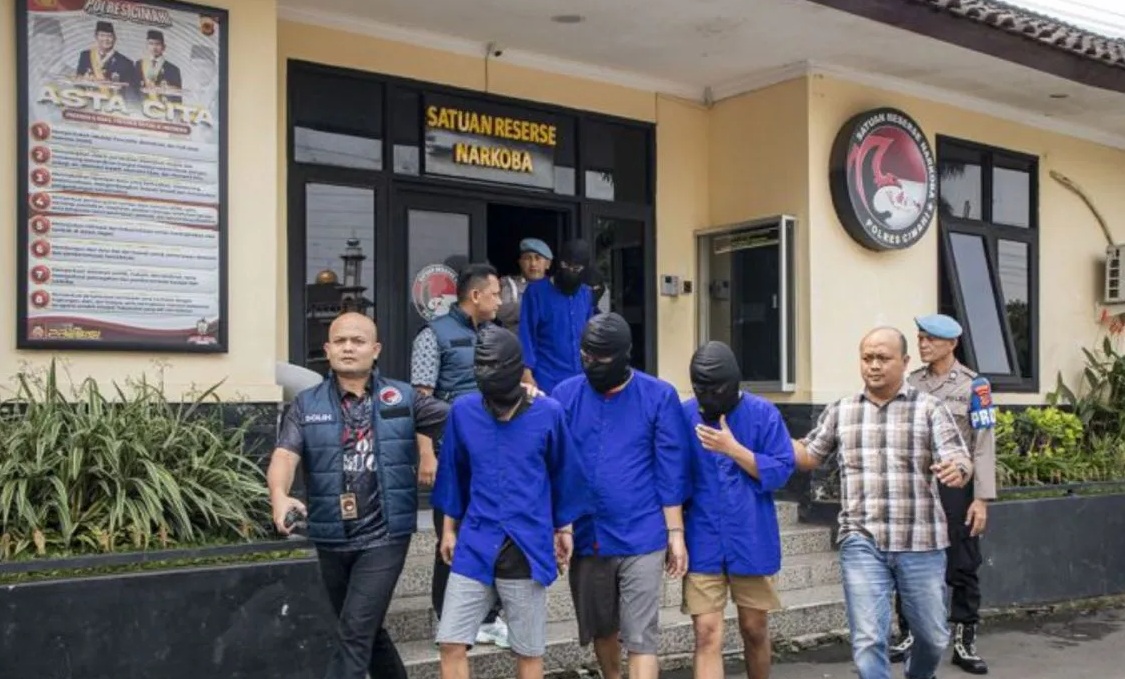 Polisi menggiring sejumlah tersangka saat pengungkapan kasus penyalahgunaan narkotika jenis sabu di Polres Cimahi, Kota Cimahi, Jawa Barat, Jumat (7/3/2025).