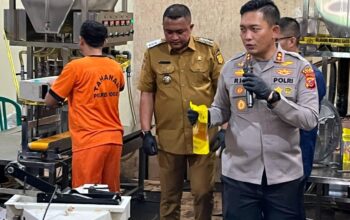 Kapolres Bogor AKBP Rio Wahyu Anggoro bersama Bupati Bogor Rudy Susmanto di tempat produksi Minyakita palsu di Desa Cijujung, Sukaraja, Kabupaten Bogor, Jawa Barat, Senin (10/3/2025). (AM Fikri Setiawan)