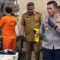 Kapolres Bogor AKBP Rio Wahyu Anggoro bersama Bupati Bogor Rudy Susmanto di tempat produksi Minyakita palsu di Desa Cijujung, Sukaraja, Kabupaten Bogor, Jawa Barat, Senin (10/3/2025). (AM Fikri Setiawan)