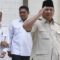 Presiden Prabowo Subianto (kanan) memberi hormat didampingi Menteri Sekretaris Negara Prasetyo Hadi (kiri) dan Wakil Menteri Pertanian Sudaryono (kedua kiri) usai menyampaikan keterangan pers di Pangkalan TNI AU Halim Perdanakusama, Jakarta, Jumat (28/2/2025).