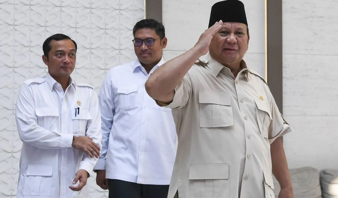 Presiden Prabowo Subianto (kanan) memberi hormat didampingi Menteri Sekretaris Negara Prasetyo Hadi (kiri) dan Wakil Menteri Pertanian Sudaryono (kedua kiri) usai menyampaikan keterangan pers di Pangkalan TNI AU Halim Perdanakusama, Jakarta, Jumat (28/2/2025).