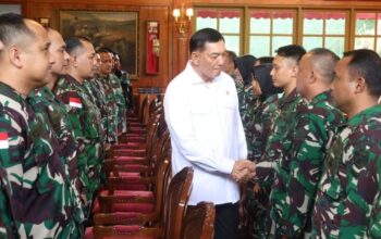 Menteri Pertahanan (Menhan) RI Sjafrie Sjamsoeddin di Kantor Kementerian Pertahanan RI, Jakarta, Jumat (13/12/2024) menyalami satu per satu 25 dokter-dokter tenaga kesehatan TNI 