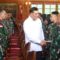 Menteri Pertahanan (Menhan) RI Sjafrie Sjamsoeddin di Kantor Kementerian Pertahanan RI, Jakarta, Jumat (13/12/2024) menyalami satu per satu 25 dokter-dokter tenaga kesehatan TNI 