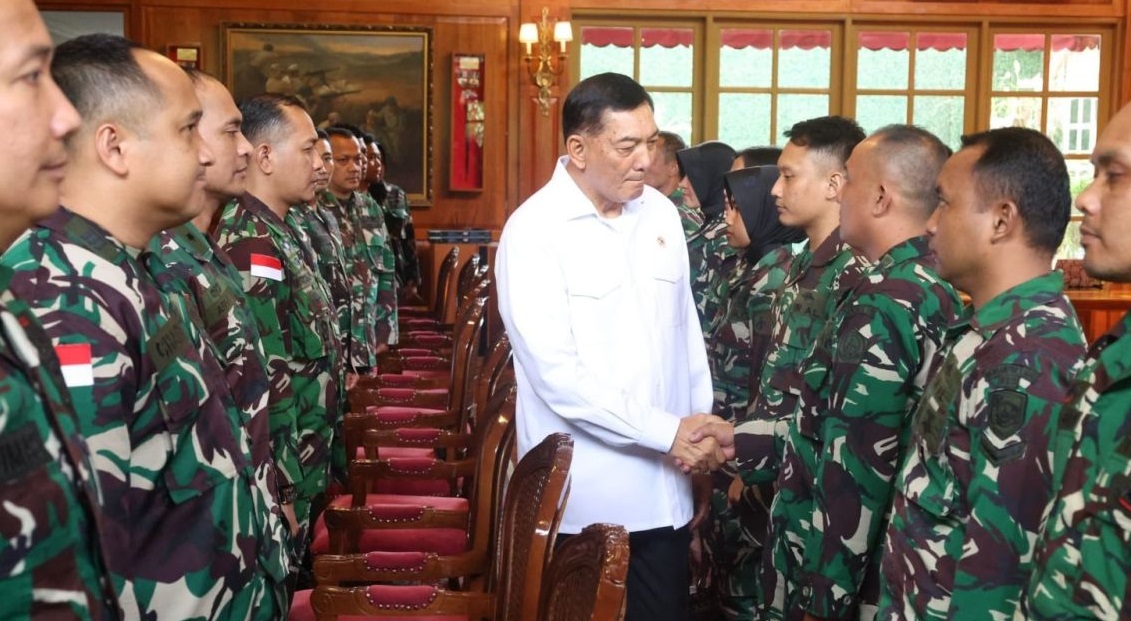 Menteri Pertahanan (Menhan) RI Sjafrie Sjamsoeddin di Kantor Kementerian Pertahanan RI, Jakarta, Jumat (13/12/2024) menyalami satu per satu 25 dokter-dokter tenaga kesehatan TNI 