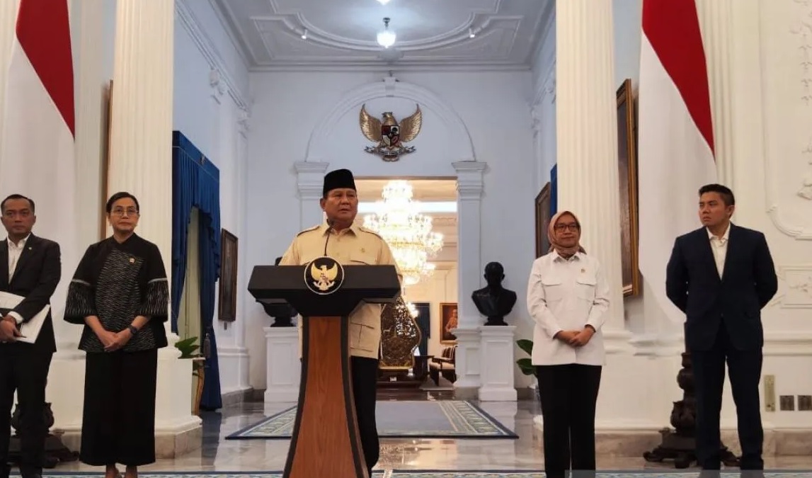 Presiden Prabowo Subianto mengumumkan ketentuan tunjangan hari raya (THR) untuk aparatur sipil negara (ASN), prajurit TNI/Polri, hakim, dan pensiunan di Istana Merdeka, Selasa (11/3/2025). (Mentari Dwi Gayati)
